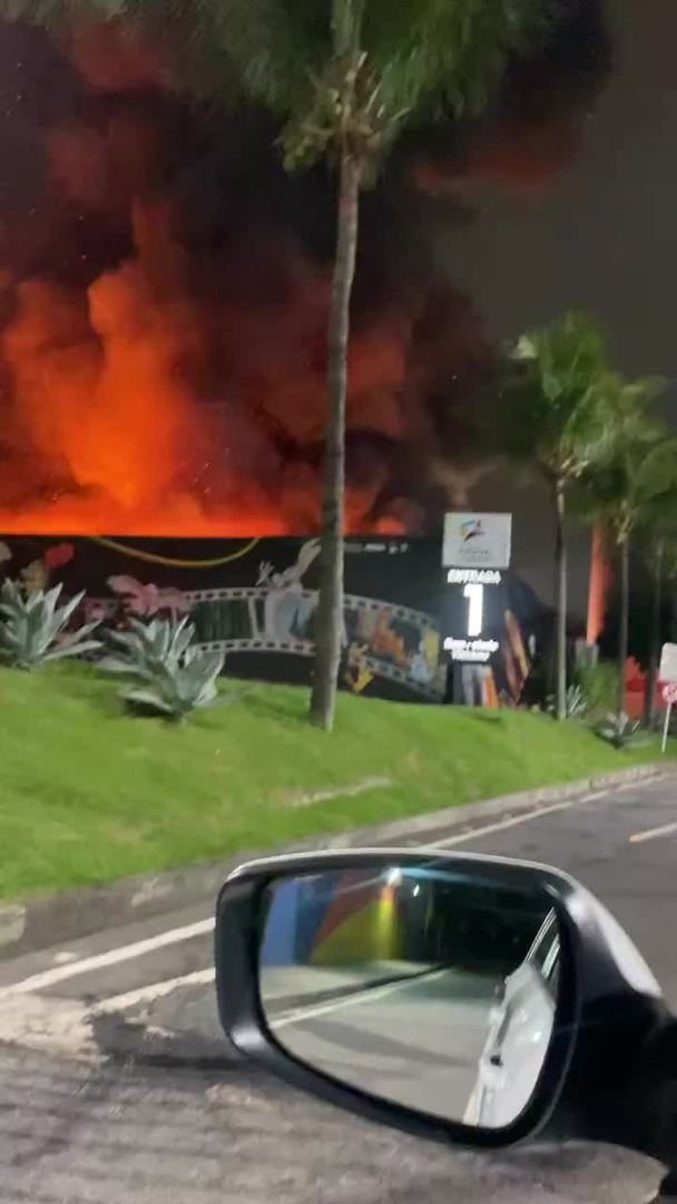 incendio-atinge-exposicao-da-warner-bros-no-shopping-nova-america;-veja-video