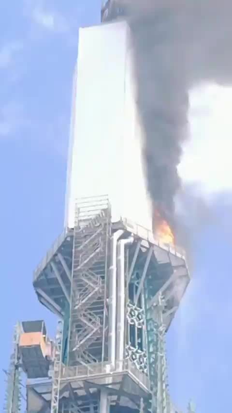 incendio-na-catedral-na-normandia,-na-franca