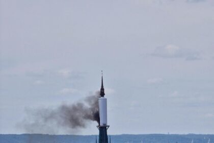 torre-de-catedral-gotica-de-quase-mil-anos-em-rouen,-na-franca,-pega-fogo;-veja-os-videos