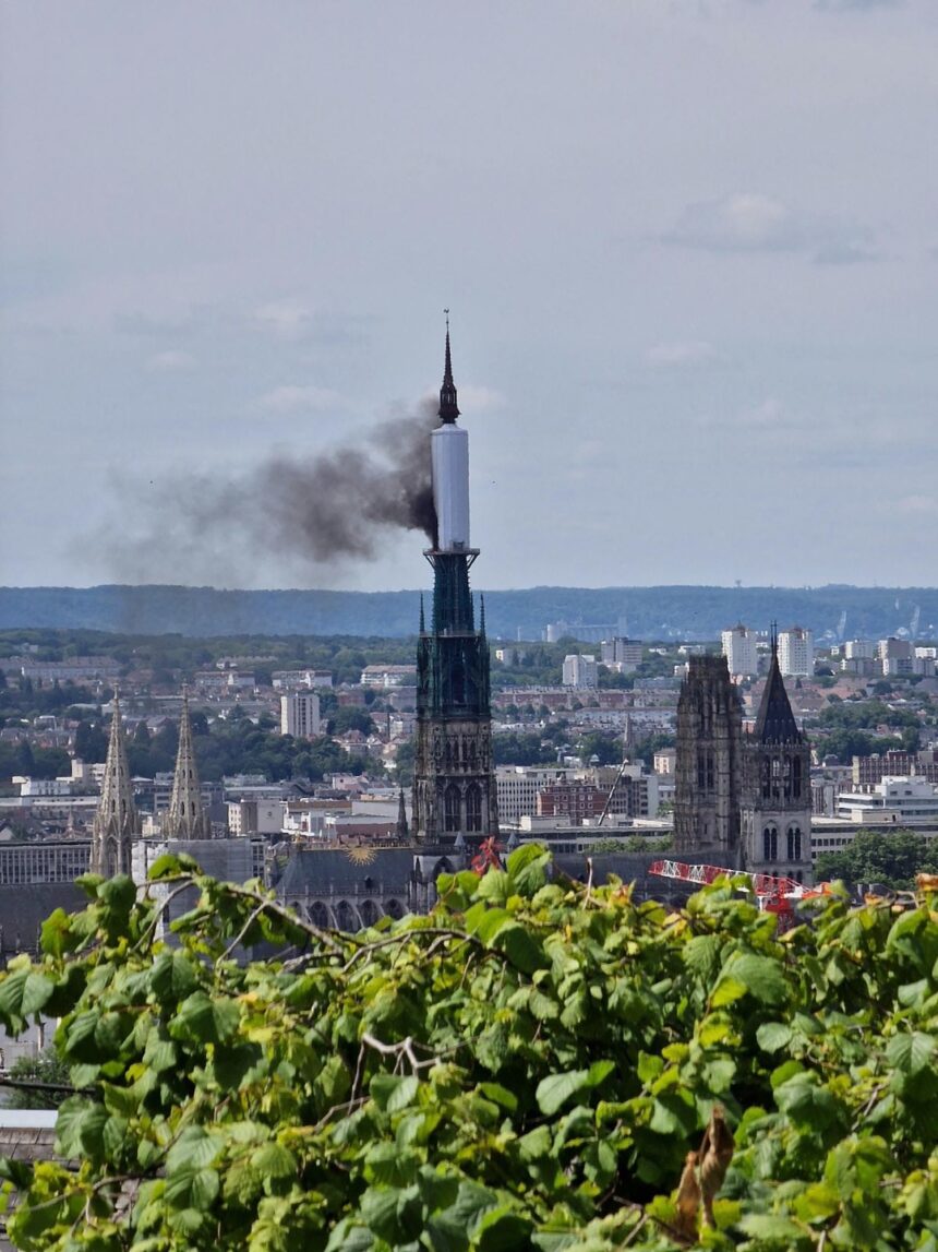 torre-de-catedral-gotica-de-quase-mil-anos-em-rouen,-na-franca,-pega-fogo;-veja-os-videos