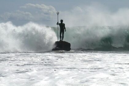 conheca-a-estatua-espanhola-de-netuno,-que-fica-no-meio-de-mar