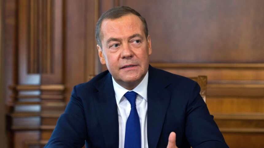 ex-presidente-russo-medvedev-diz-que-moscou-deve-buscar-“desaparecimento”-da-ucrania-e-da-otan