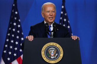 “ele-a-estuprou”:-biden-le-decisao-de-juiz-no-caso-de-abuso-sexual-de-trump-em-comicio