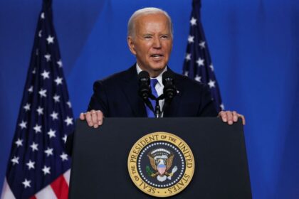 “ele-a-estuprou”:-biden-le-decisao-de-juiz-no-caso-de-abuso-sexual-de-trump-em-comicio