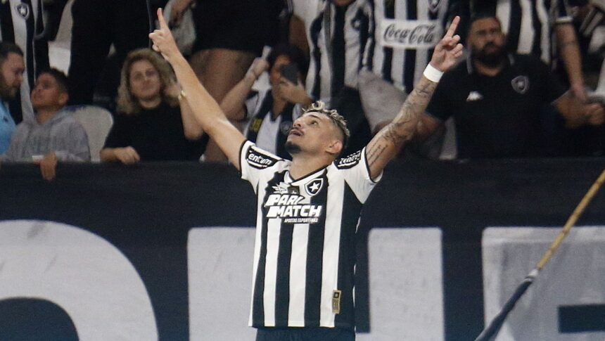 tiquinho-decide,-lider-botafogo-vence-palmeiras-e-abre-vantagem-no-brasileirao