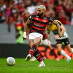 veja-o-lance-raro-que-levou-a-marcacao-de-penalti-na-vitoria-do-flamengo