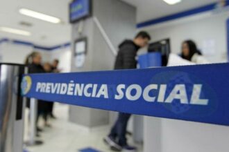 com-greve-de-servidores-do-inss,-fila-de-espera-por-analise-de-aposentadorias-pode-aumentar