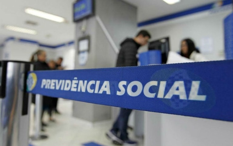 com-greve-de-servidores-do-inss,-fila-de-espera-por-analise-de-aposentadorias-pode-aumentar