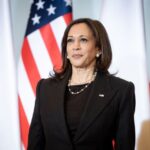 kamala-harris-nao-deve-fazer-comentarios-publicos-ate-declaracao-de-biden,-dizem-fontes