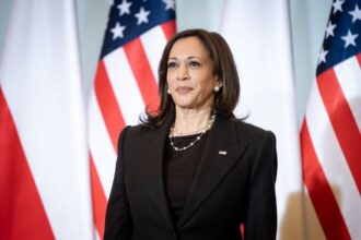 kamala-harris-nao-deve-fazer-comentarios-publicos-ate-declaracao-de-biden,-dizem-fontes