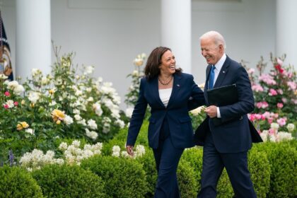 biden-apoia-candidatura-de-kamala-harris-e-pede-uniao-ao-partido-democrata-apos-desistir-de-reeleicao