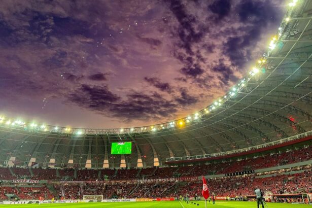 torcida-do-inter-se-revolta-com-eliminacao-na-sul-americana-e-tenta-invadir-gramado