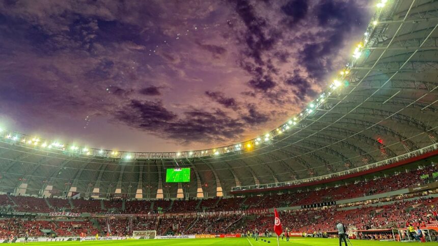 torcida-do-inter-se-revolta-com-eliminacao-na-sul-americana-e-tenta-invadir-gramado