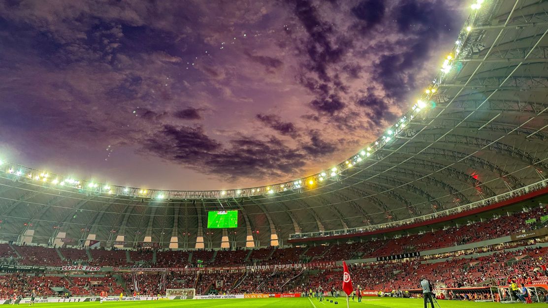 torcida-do-inter-se-revolta-com-eliminacao-na-sul-americana-e-tenta-invadir-gramado