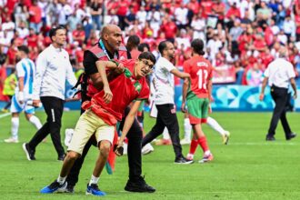 olimpiada-de-paris:-torcedores-do-marrocos-invadem-o-campo-apos-empate-com-argentina-no-futebol-masculino