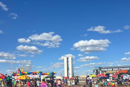 parada-do-orgulho-lgbtqiapn+-atrai-casais-e-familias-que-celebram-o-amor-e-a-inclusao-em-frente-congresso