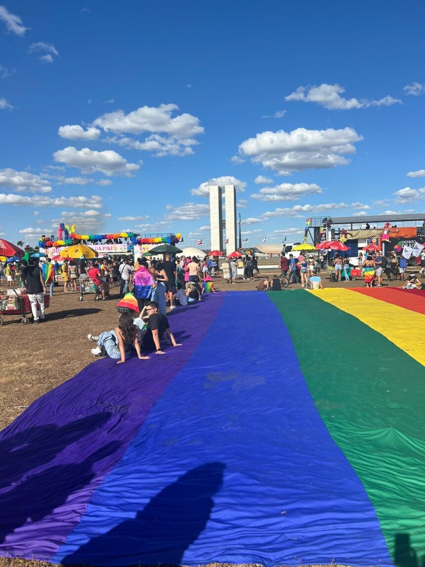 parada-do-orgulho-lgbtqiapn+-atrai-casais-e-familias-que-celebram-o-amor-e-a-inclusao-em-frente-congresso