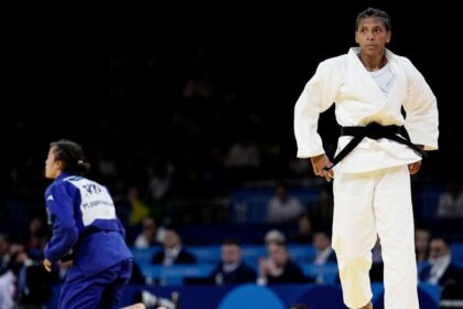 paris-2024:-rafaela-silva-domina-georgiana-e-esta-na-semifinal