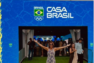 campea-olimpica-faz-sucesso-com-clinica-de-volei-na-casa-brasil,-em-paris