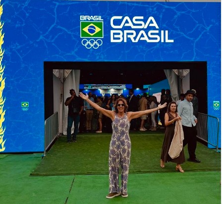 campea-olimpica-faz-sucesso-com-clinica-de-volei-na-casa-brasil,-em-paris