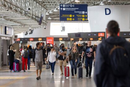 sem-luz,-aeroporto-galeao-no-rio-de-janeiro-tem-17-voos-atrasados-neste-sabado-(3)