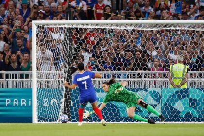 sem-marta-e-com-brilho-de-lorena,-brasil-vence-franca-e-esta-na-semifinal-do-futebol-feminino