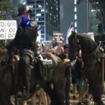 manifestantes-confrontam-policia-em-tel-aviv-e-exigem-acordo-de-refens