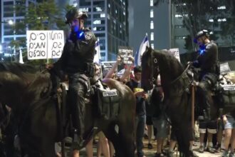 manifestantes-confrontam-policia-em-tel-aviv-e-exigem-acordo-de-refens