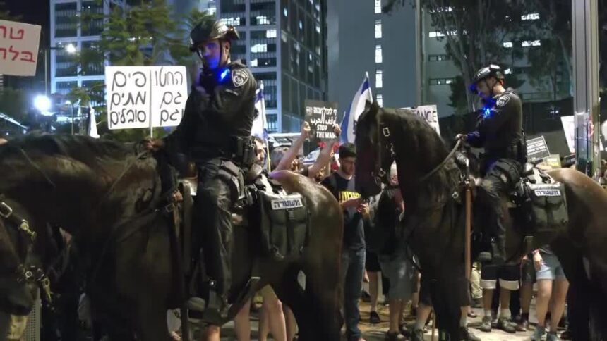 manifestantes-confrontam-policia-em-tel-aviv-e-exigem-acordo-de-refens