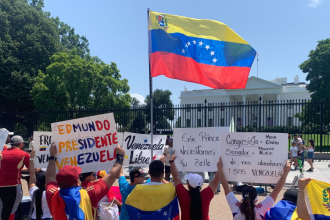 venezuelanos-protestam-em-frente-a-casa-branca-contra-maduro