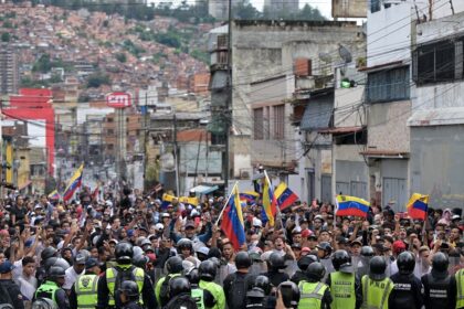 militares-brasileiros-estao-de-prontidao-para-reforcar-seguranca-das-embaixadas-de-brasil,-argentina-e-peru-na-venezuela