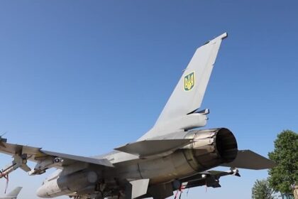 “novo-capitulo”-na-guerra-contra-russia:-zelensky-confirma-chegada-de-cacas-f-16-na-ucrania