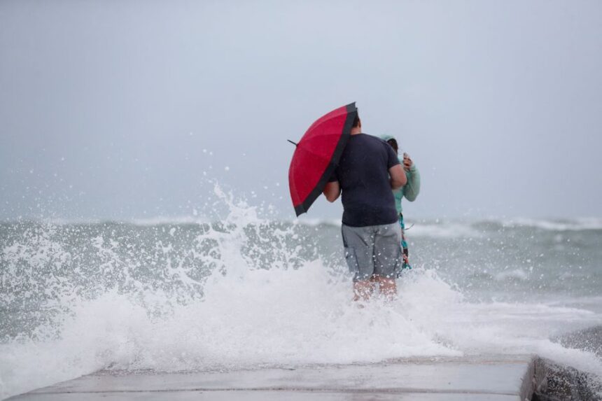 tempestade-debby-se-aproxima-da-florida-e-deve-se-tornar-furacao-categoria-1