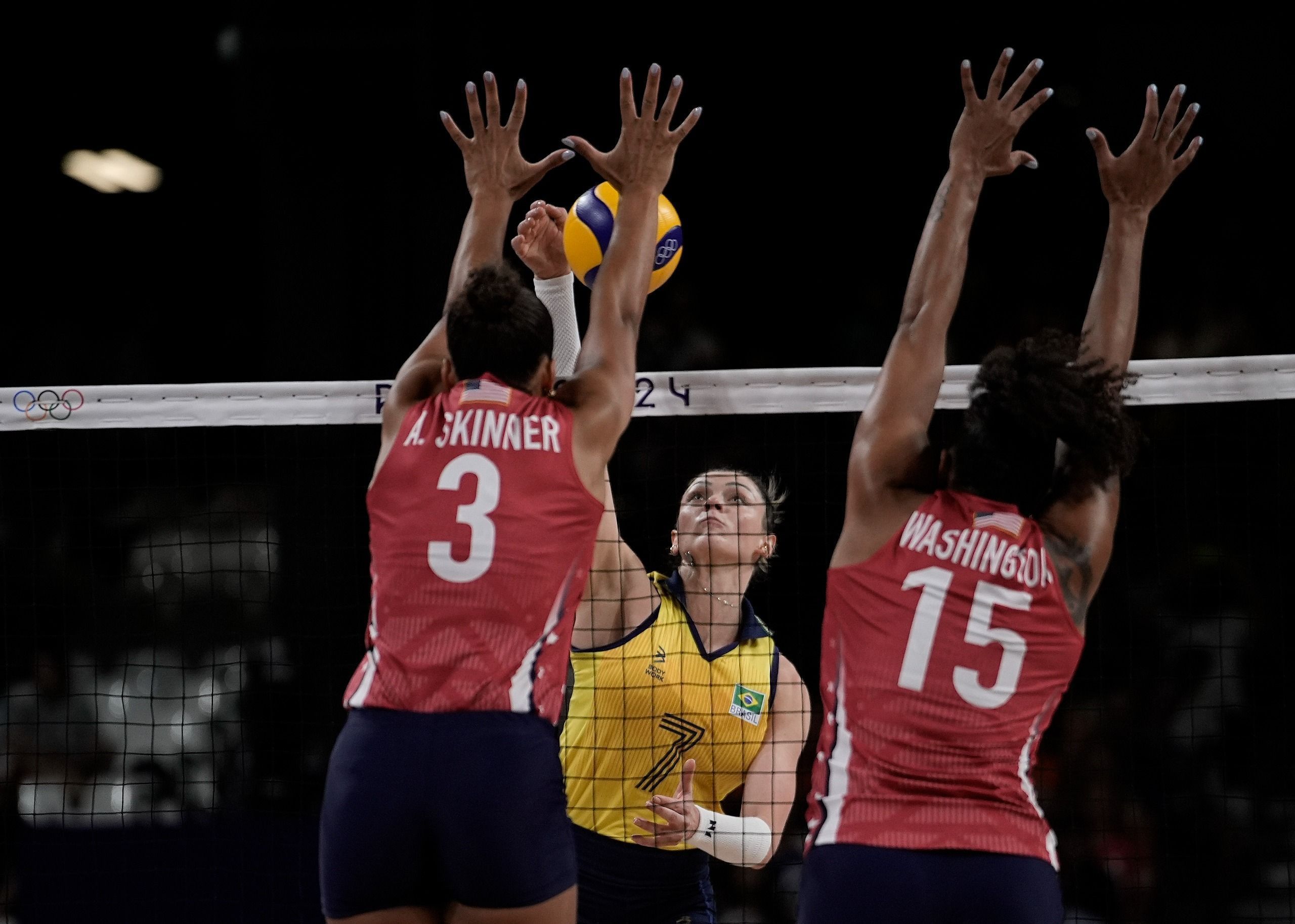 brasil-perde-para-os-eua-no-volei-feminino-e-fica-fora-da-disputa-do-ouro-em-paris