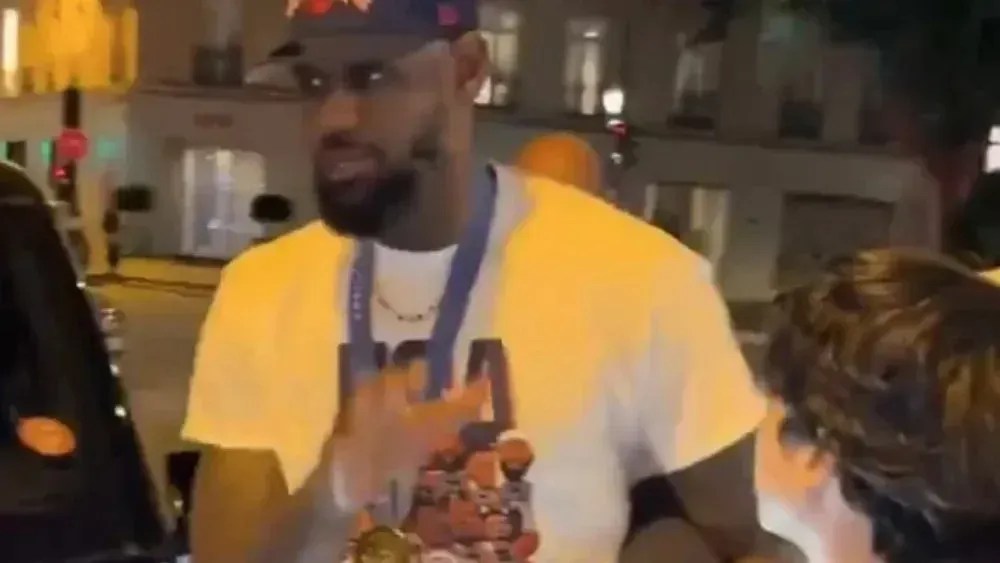 lebron-james-da-“dura”-em-garoto-que-pedia-foto-antes-de-festa-em-paris