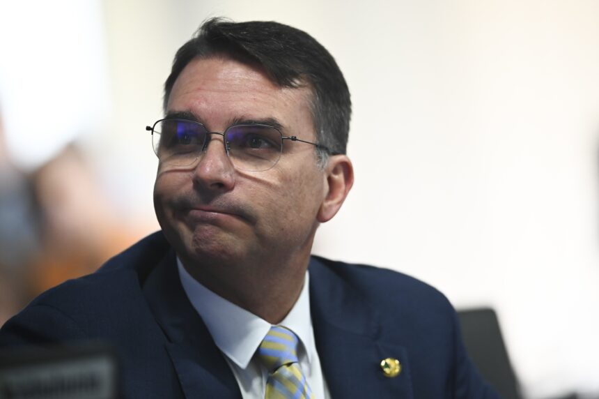 flavio-bolsonaro-diz-ver-crime-nos-pedidos-de-moraes-por-relatorios-informais-a-justica-eleitoral