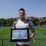 paulinho-recebe-homenagem-do-atletico-mg-por-marca-expressiva