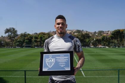 paulinho-recebe-homenagem-do-atletico-mg-por-marca-expressiva