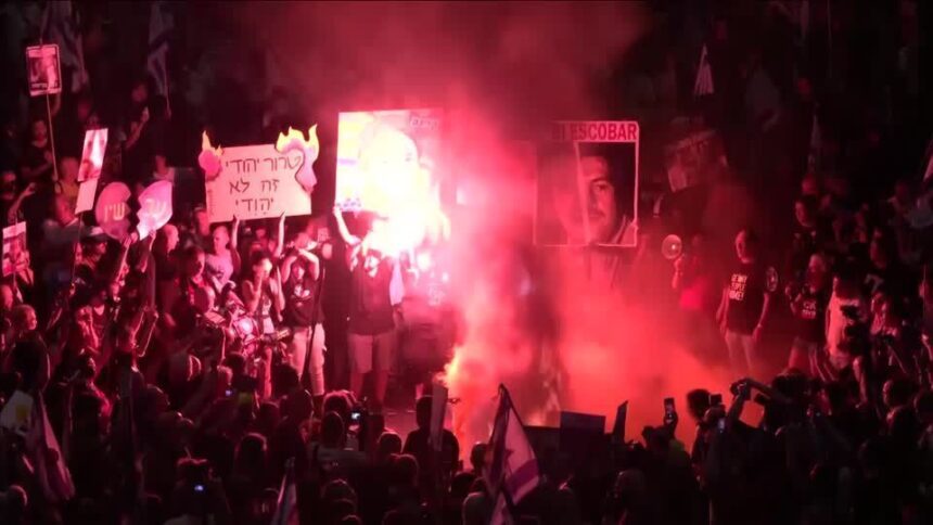 manifestantes-anti-governo-ateiam-fogo-em-tel-aviv-e-pedem-acordo-de-refens