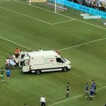 jogador-do-sao-paulo-fica-desacordado-apos-dividida-e-sai-de-ambulancia