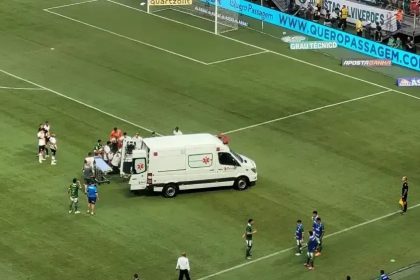 jogador-do-sao-paulo-fica-desacordado-apos-dividida-e-sai-de-ambulancia