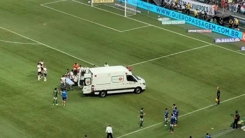 jogador-do-sao-paulo-fica-desacordado-apos-dividida-e-sai-de-ambulancia