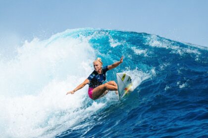 tati-weston-webb-e-vice-em-fiji-e-garante-vaga-no-wsl-finals