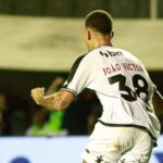 brasileiro:-vasco-bate-vitoria-no-barradao-com-grande-atuacao-de-leo-jardim