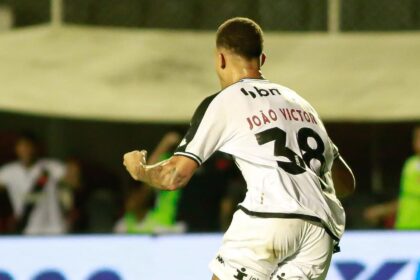 brasileiro:-vasco-bate-vitoria-no-barradao-com-grande-atuacao-de-leo-jardim