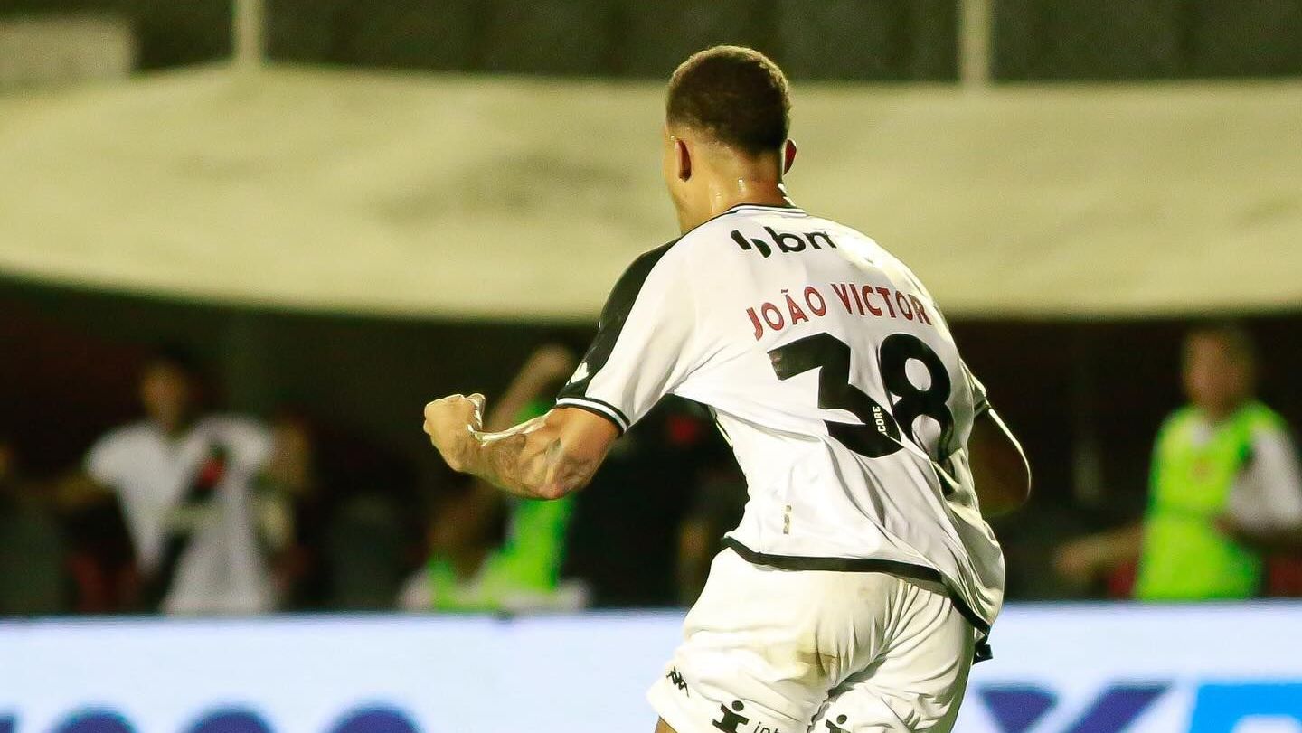 brasileiro:-vasco-bate-vitoria-no-barradao-com-grande-atuacao-de-leo-jardim