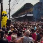 pessoas-esperando-inauguracao-de-loja-em-mage-(rj)