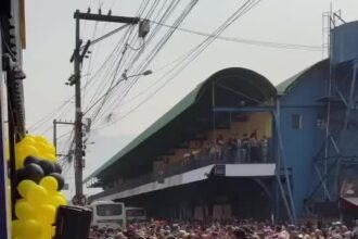 pessoas-esperando-inauguracao-de-loja-em-mage-(rj)