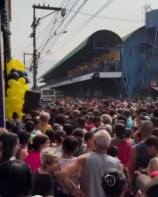 pessoas-esperando-inauguracao-de-loja-em-mage-(rj)