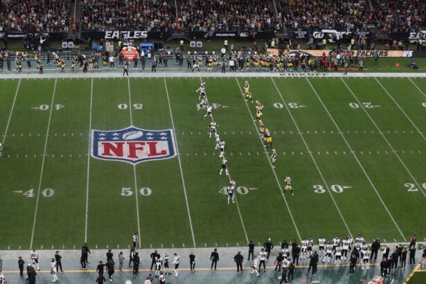 nfl-no-brasil:-atleta-do-packers-chama-de-“lixo”-gramado-do-corinthians